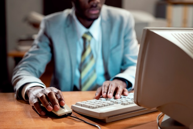 Photo gratuite personne travaillant à un bureau dans un bureau de style vintage des années 90