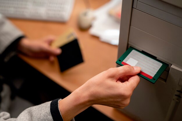 Personne travaillant à un bureau dans un bureau de style vintage des années 90