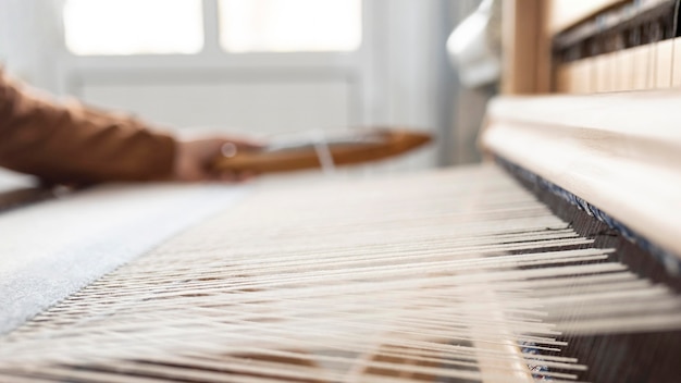 Personne travaillant dans un atelier de broderie