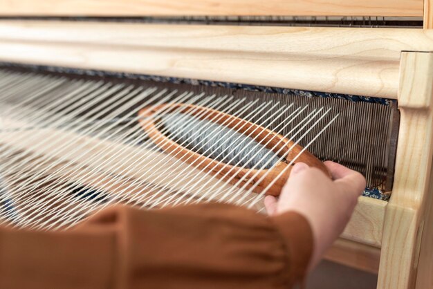 Personne travaillant dans un atelier de broderie