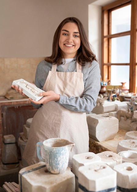 Personne travaillant dans un atelier de poterie