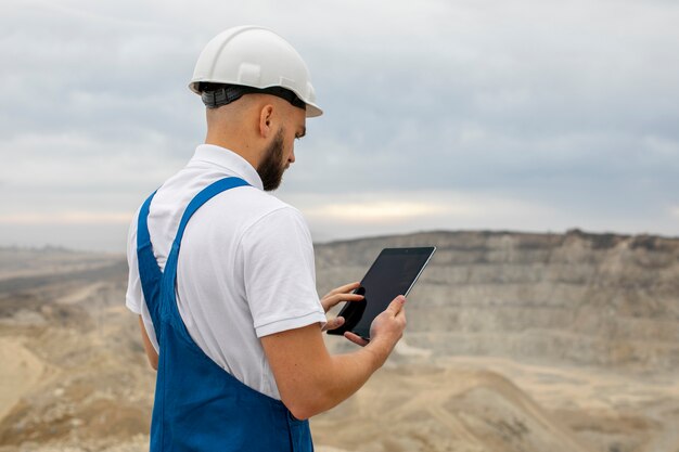 Personne travaillant dans le bâtiment et la construction