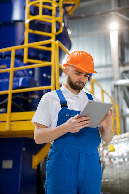 Photo gratuite personne travaillant dans le bâtiment et la construction