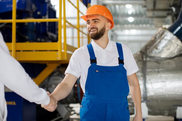 Personne travaillant dans le bâtiment et la construction