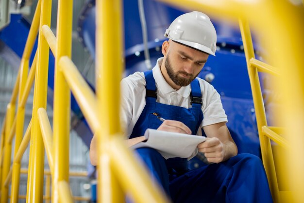 Personne travaillant dans le bâtiment et la construction