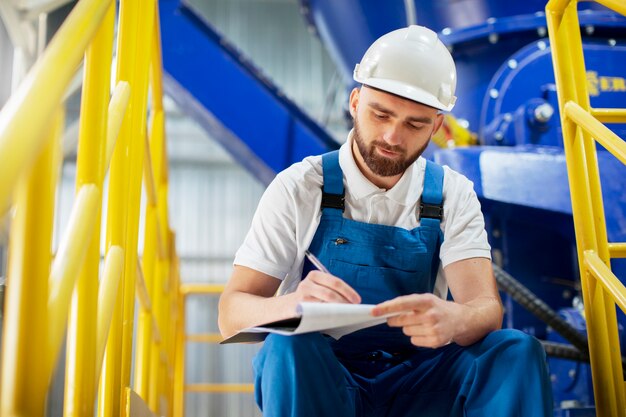 Personne travaillant dans le bâtiment et la construction