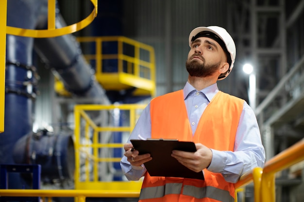 Personne travaillant dans le bâtiment et la construction