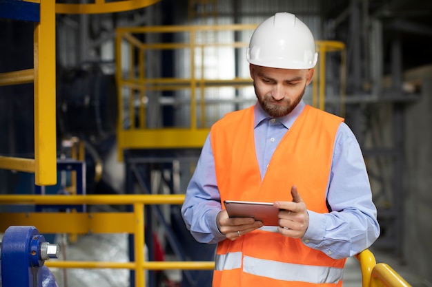 Personne travaillant dans le bâtiment et la construction