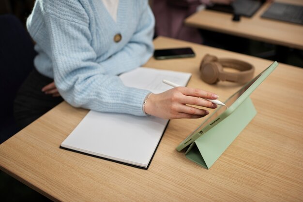 Personne travaillant à distance sur un projet