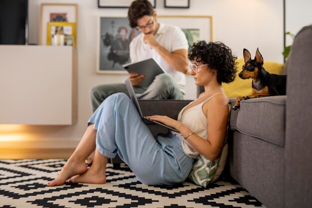 Personne travaillant à domicile avec un chien de compagnie