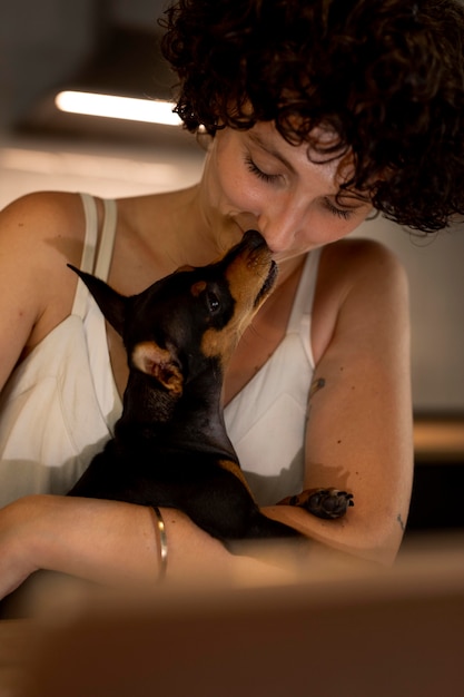 Photo gratuite personne travaillant à domicile avec un chien de compagnie