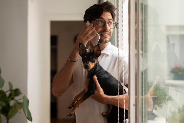 Photo gratuite personne travaillant à domicile avec un chien de compagnie