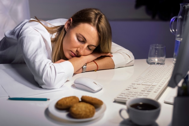 Photo gratuite personne travaillant à domicile la nuit avec ordinateur