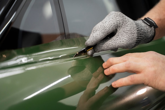 Personne travaillant sur l'habillage de voiture