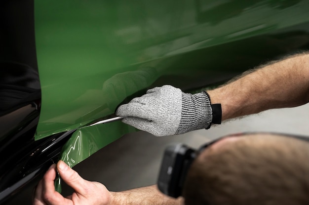 Photo gratuite personne travaillant sur l'habillage de voiture