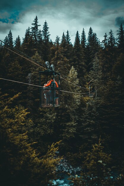 personne traversant une rivière dans une cabane