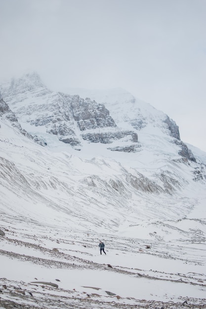 Personne trekking sur la montagne glacée