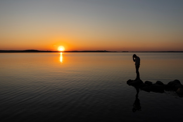 Personne triste et contemplative près du lac