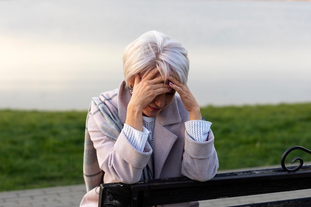 personne triste et contemplative près du lac