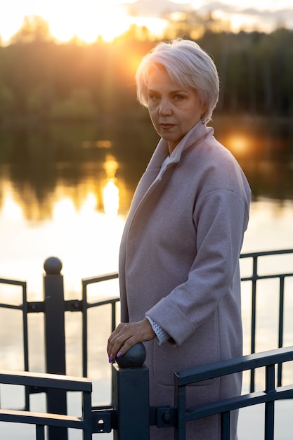 Photo gratuite personne triste et contemplative près du lac