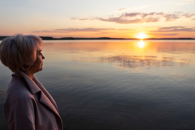 Personne triste et contemplative près du lac