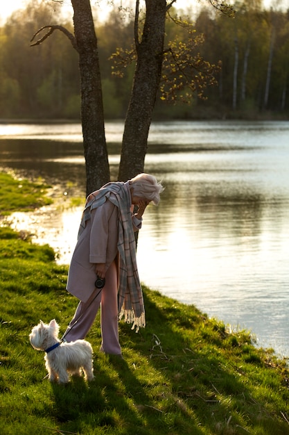 Photo gratuite personne triste et contemplative près du lac