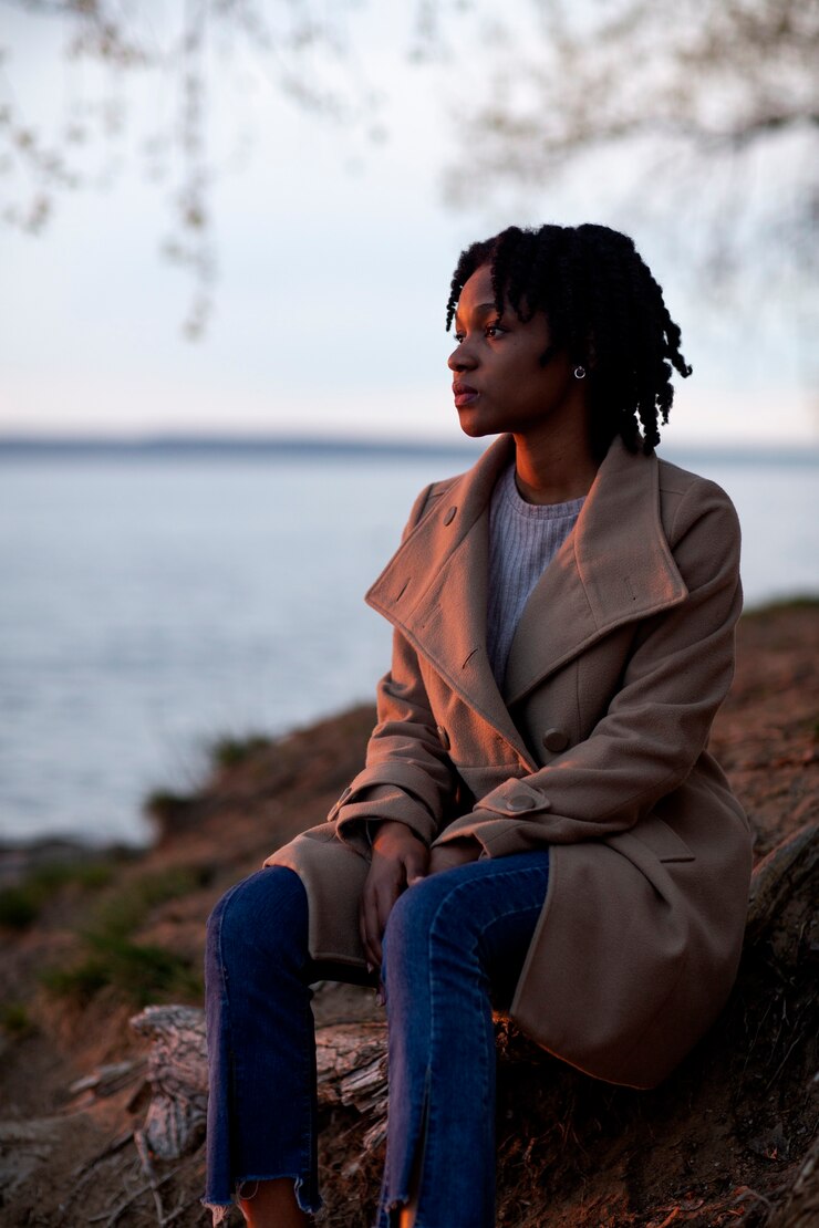 Photo gratuit personne triste et contemplative près du lac