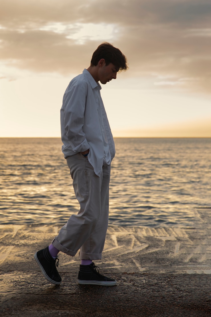 Photo gratuit personne triste près de la mer