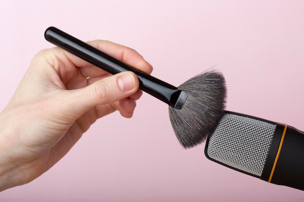 Photo gratuite personne utilisant une brosse près du microphone pour asmr