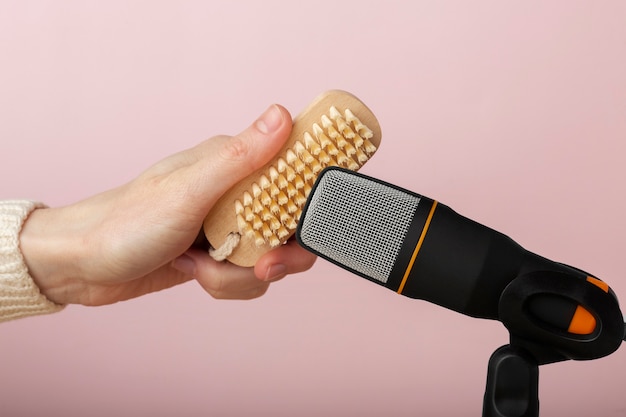 Photo gratuite personne utilisant une brosse près du microphone pour asmr