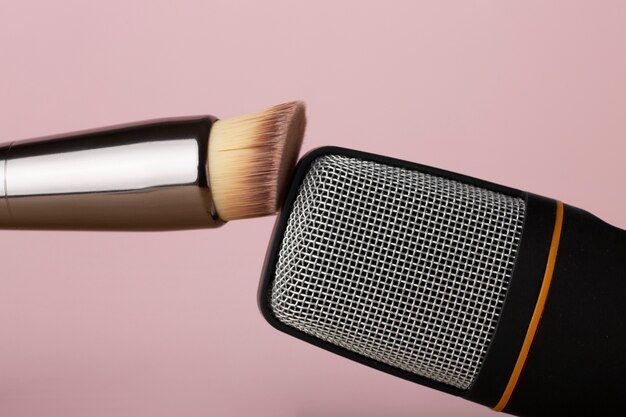 Personne utilisant une brosse près du microphone pour asmr