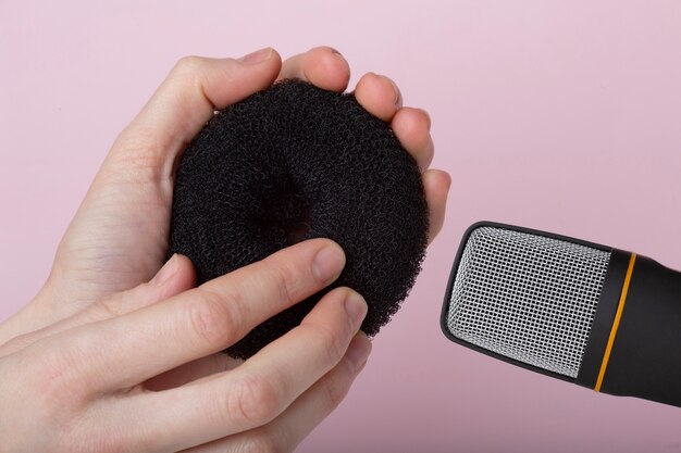 Personne utilisant une brosse près du microphone pour asmr