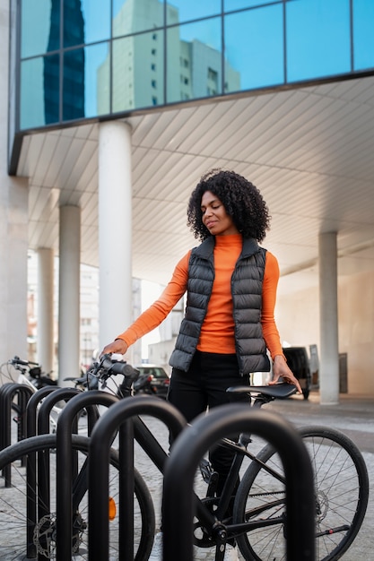 Photo gratuite personne utilisant un moyen de transport à zéro émission pour se déplacer dans la ville