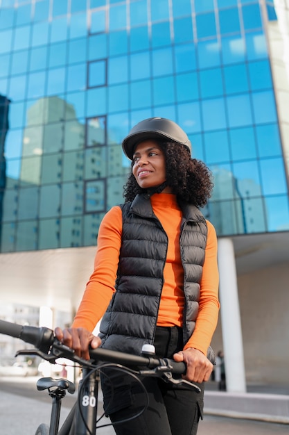 Personne utilisant un moyen de transport à zéro émission pour se déplacer dans la ville