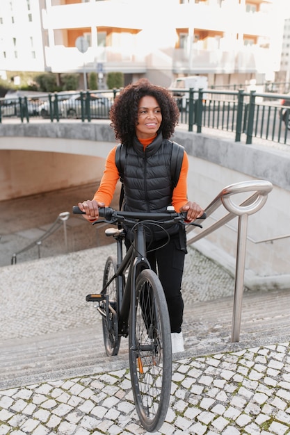 Personne utilisant un moyen de transport à zéro émission pour se déplacer dans la ville