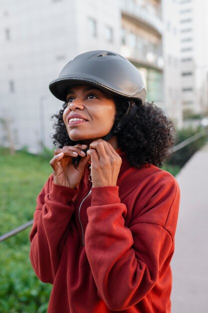 Personne utilisant un moyen de transport à zéro émission pour se déplacer dans la ville