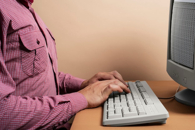 Personne utilisant un ordinateur rétro