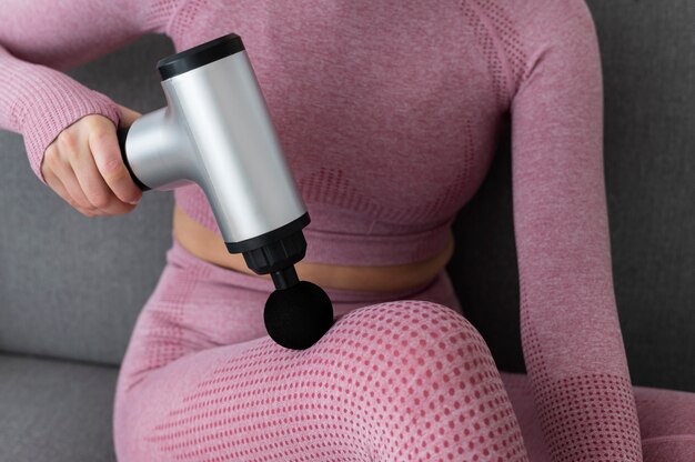 Personne utilisant un pistolet de massage