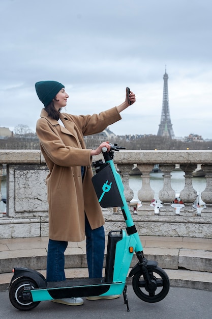 Personne utilisant un scooter électrique dans la ville