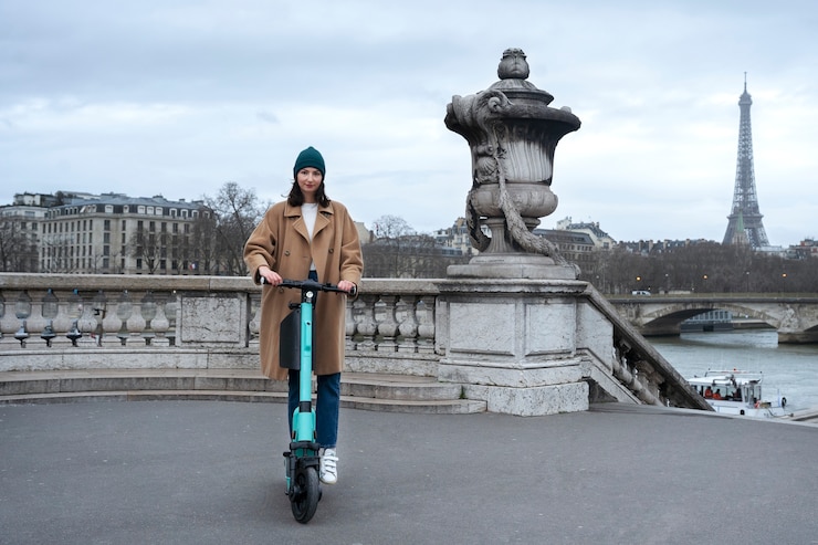 Photo gratuit personne utilisant un scooter électrique dans la ville