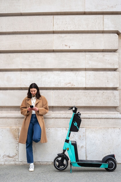 Personne utilisant un scooter électrique dans la ville