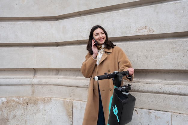 Personne utilisant un scooter électrique dans la ville