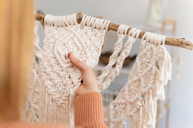 Personne utilisant la technique du macramé à la maison