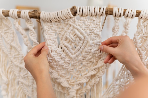 Photo gratuite personne utilisant la technique du macramé à la maison