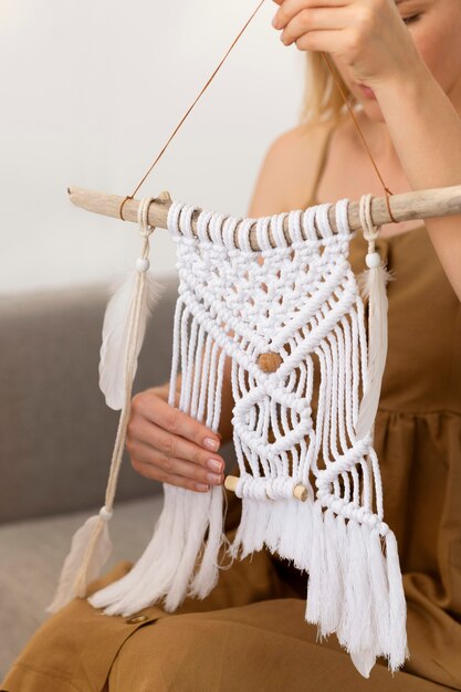 Personne utilisant la technique du macramé à la maison