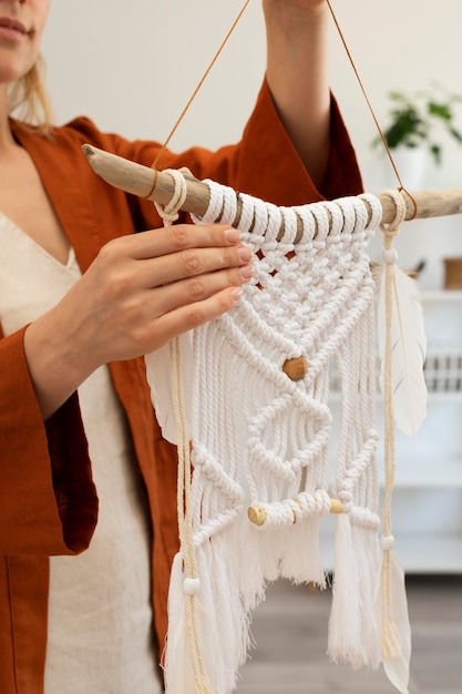 Personne utilisant la technique du macramé