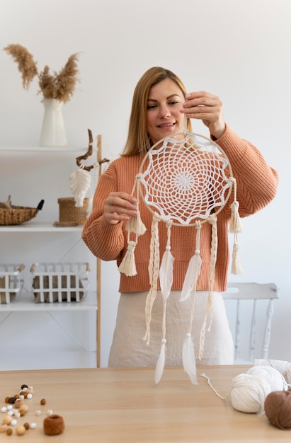 Photo gratuite personne utilisant la technique du macramé