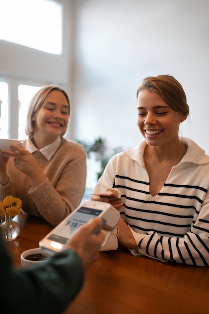 Photo gratuite personne utilisant la technologie nfc pour payer dans un restaurant