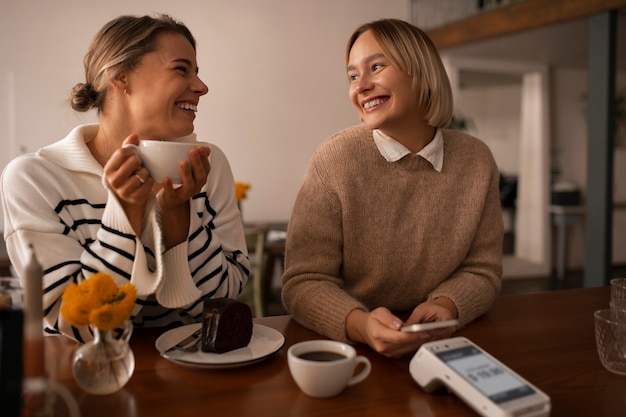 Personne utilisant la technologie nfc pour payer dans un restaurant