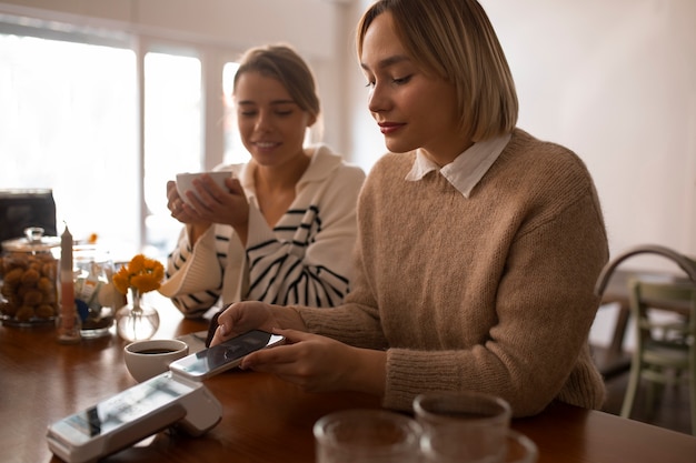 Photo gratuite personne utilisant la technologie nfc pour payer dans un restaurant